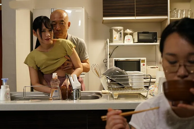 Chồng yêu chịch nữ nhi riêng của vợ khi biết vợ không thể sinh con cho mình