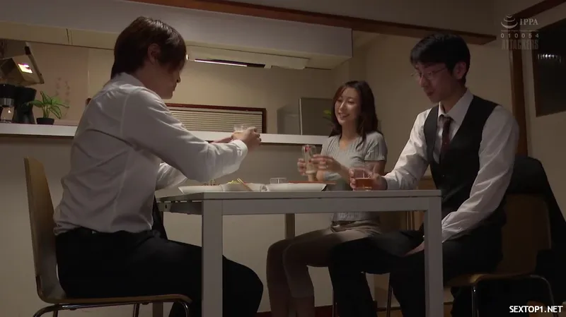 đến nhà sếp ở nhờ, ép quan hệ luôn cô vợ sếp